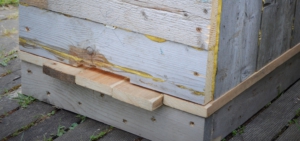 vlieggat en bodem van de horizontale bijenkast